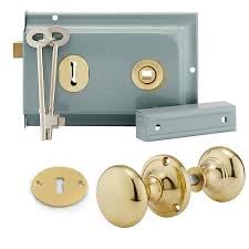 Deluxe 6;x4 Brass Rim Lock Set with Polished Brass Knob,Surfac Mounted Door Lock with Latch, Shed Lock with Key, Vintage Gate Lock for Outdoor Sheds, Gates, or Doors (Grey/Brass)