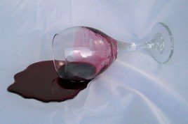 Gefälschtes Glas mit verschüttetem Wein