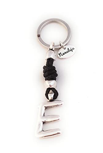 Llavero inicial E de cuero trenzado - Nanaleja - Tus Iniciales - llaveros personalizados hechos a mano - llaveros originales hombre y mujer - porta llaves de bolsillo - regalos originales casa nueva