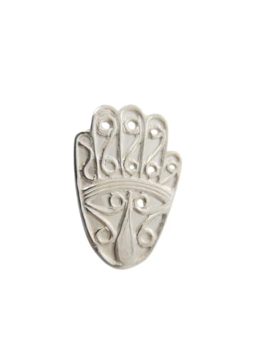 Main de Fatima broche en argent 925 à porter au quotidien sur un blazer