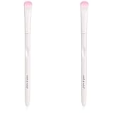 PARA UNA MIRADA IRRESISTIBLE - Este pequeño pincel curvo de cerdas cortas y redondeadas permite aplicar la cantidad perfecta de sombra de ojos. Definitivamente, un must de cualquier maquillador