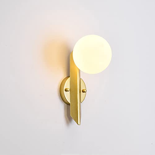 Aplique de pared dorado de mediados de siglo con globo de vidrio blanco para iluminar el dormitorio
