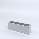 Drenaggio Ottimale con Piedini Acquastop: I piedini integrati non solo elevano elegantemente la fioriera dal suolo, ma garantiscono un flusso d'acqua ideale, prevenendo ristagni dannosi per le radici delle piante e proteggendo le superfici sottostanti da aloni e umidità.
