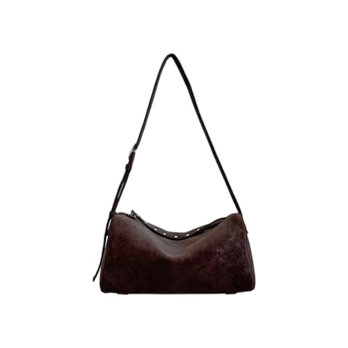 Sac en daim sous les bras et grand sac à bandoulière d'hiver