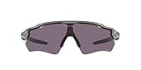 OAKLEY Lentes grises Prizm: estas lentes Prizm están diseñadas para mejorar el color, el contraste y los detalles, vienen en una gama de tonos de color para que coincida con cualquier aspecto de estilo. El tinte gris en estas lentes hace que sea perfecto para usar cuando hay luz solar fuerte o luz intensificada que se refleja en el agua o la nieve.