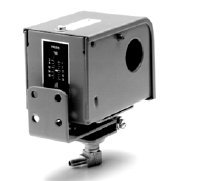 JOHNSON CONTROLS P10BG-3 12-PSIG, 2/20LB, 240V, Low Pressure Control, Single Stage, SPDT Contact Action