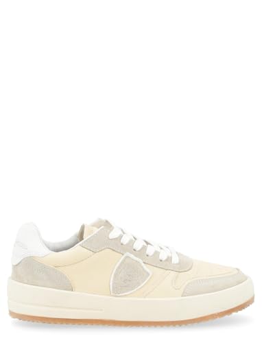 Sneaker da donna Philippe Model modello Nice realizzata in pelle di capretto e suede color latte. Scudetto laterale tono su tono e talloncino in pelle bianca. Il design è ispirato ai modello di scarpe vintage da basket. Traforature sulla punta Soletta interna in poliuretano espanso con rivestimento in pelle Fodera in cotone spugnato Suola con fasciatura zigrinata e battistrada personalizzato Altezza suola: 4 cm