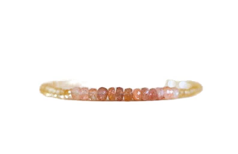 Bracelet citrine et sunstone empilable pour illuminer vos tenues d'été et vos journées de bureau