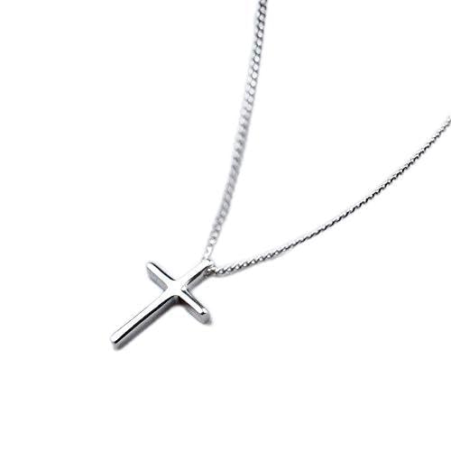Collier croix femme pour accessoiriser une tenue de bureau