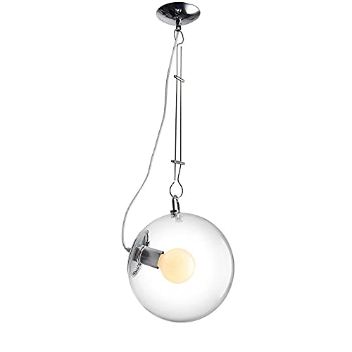 Lustre boule de verre chrome au-dessus de la table à manger au style loft