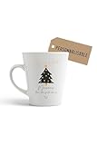 CADEAU DE NOËL POUR NOUNOU — Une idée cadeau touchante et festive pour remercier une nounou à l’occasion des fêtes de fin d’année. PERSONNALISATION INCLUSE — Ajout du prénom de l’enfant et d’un petit message pour rendre la tasse unique et personnelle. DESIGN DE SAISON — Illustration sapin de Noël moderne avec typographies élégantes, parfaite pour un cadeau à offrir sous le sapin. QUALITÉ CÉRAMIQUE — Mug robuste et agréable à utiliser au quotidien pour café, thé ou chocolat chaud durant l’hiver. PRÊT À OFFRIR POUR LES FÊTES — Parfait pour Noël, fin d’année scolaire ou pour remercier une assistante maternelle pour son attention et sa bienveillance.