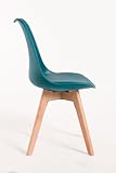 silla verde pistacho 🎨Innovadora. El contraste entre su respaldo y la madera de sus patas le otorgan un diseño único y a la última.