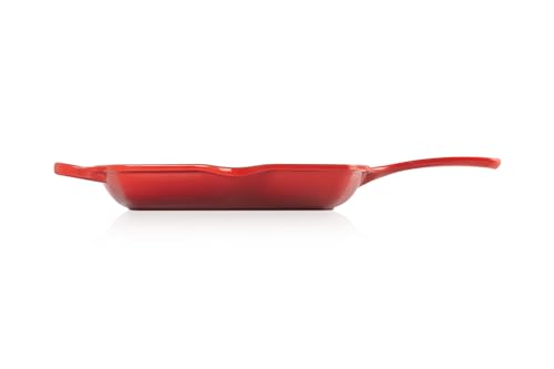 LE CREUSET Signature Enamelled Cast Iron Grillit Frying Pan with Helper Handle and Two Pouring Lips, for All Hob Types and Ovens, 26 cm, Cerise, 20183260600422, Cherry Red