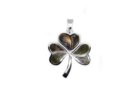 Pendentif trèfle en argent et marbre de Connemara d'exception