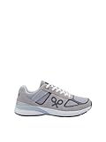 Zapatilla casual confeccionada en piel serraje combinado con tejido técnico perforado en color gris. Presenta raquetas en piel de color gris oscuro en el lateral y bordado de letras Silbon de color gris oscuro en la parte trasera. Cuenta con suela bicolor y etiqueta decorativa en la lengüeta. Incluye cordones de repuesto.