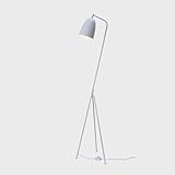 Elegante lámpara de pie de diseño minimalista y estilizada figura. Esta lámpara de pie es una obra maestra de la iluminación que combina funcionalidad y belleza de manera extraordinaria. Cuenta con una estructura de aluminio lacado, con acabados de alta calidad, disponible en colores blanco, negro y verde. **Admite bombilla LED E27 - NO incluida**