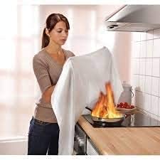 Brandengel Premium Löschdecke in Kunststoffbox DIN EN 1869:2001 Brandschutzdecke XL| 1,0 x 1,0 m auch für Fettbrände Fettbrand Küche Feuerlöschdecke Auto Ersten Hilfe 100 x 100 cm 1 Stück Box rot - Image 4