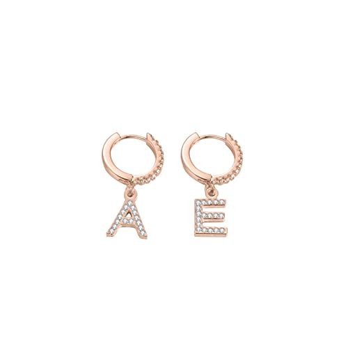 Boucles d'oreilles initiale femme avec strass pavé délicat et design haut de gamme personnalisé