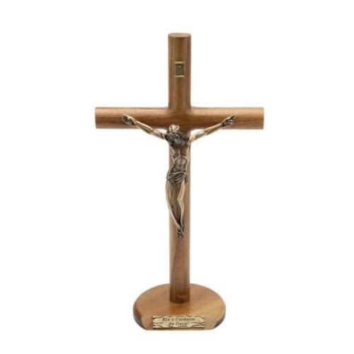 Crucifixo Madeira Cilindrico Mesa 26 cm - Eis o Cordeiro de Deus