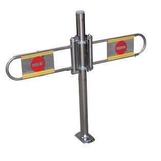 Puerta basculante manual para peatones con barandilla de seguridad para control de entrada y salida de supermercado