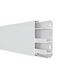 Die weiße Sockelleiste aus hochwertigem PVC passt super zu allen Bodenbelägen und Wandfarben und kann einfach und schnell an der Wand verschraubt werden. Dafür ist bereits eine Montagelochung im Profil vorgesehen. Das geradlinig-minimalistische Profil ist die perfekte Wahl für puristisch-moderne Einrichtungsstile.