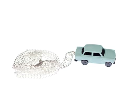 Voiture Trabant bleu en collier fantaisie chic à porter au quotidien pour un style rétro