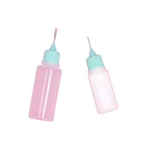 Craftelier - Kit de 2 bouteilles de pointe de précision avec applicateur en métal et bec de fermeture | Flacons de goutte à aiguille pour appliquer les colles ou les peintures - 2 tailles (8 et 9 cm) Cover