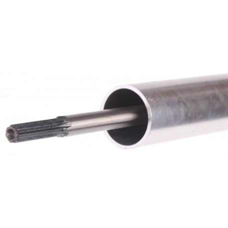 ⚙️ Specifiche tecniche: Il kit include un’asta interna lunga 153 cm, con diametro di 8 mm e 7 denti, abbinata a un tubolare esterno Ø28 mm lungo 150 cm, già dotato di cuscinetti compatibili per trasmissioni da 8 mm. Questa configurazione assicura perfetto allineamento e compatibilità con decespugliatori che montano trasmissioni a 7 denti e diametro 28 mm.