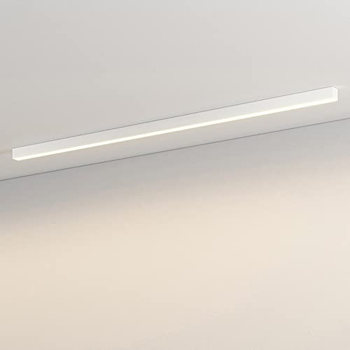 Plafonnier linéaire monté pour corriger le manque de lumière du salon