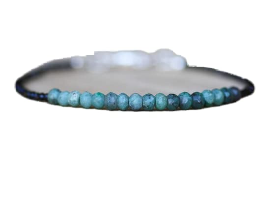 Bracelet ajustable spinelle noire et labradorite contre la monotonie des bijoux standards