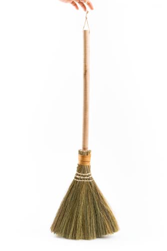 MISCRANAST. Small Natural Whisk Broom with Wood Handle Retro Nature. Vietnamese Soft Straw Broom for Cleaning. Use it as a Decoration, Wedding, Witch Broom, Broomstick Halloween, Mini Straw Broom