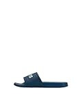 Chanclas con una amplia correa transversal con un logotipo
