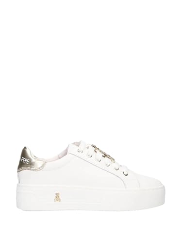 Modello: sneakers da donna PATRIZIA PEPE PPJ907.Tomaia in pelle naturale liscia, per un materiale premium e resistente. Chiusura stringata a lacci, per una calzata personalizzabile. Suola piattaforma in gomma, alta approssimativamente 4 cm, che dona altezza e comfort. Inserto sul tallone a contrasto e dettagli metallici decorativi che aggiungono un tocco di stile distintivo.Fodera interna in pelle, sottopiede anatomico, pensati per comfort e calzata protetta. Colori disponibili: varianti in nero, bianco e possibili finiture con inserti e strass decorativi.