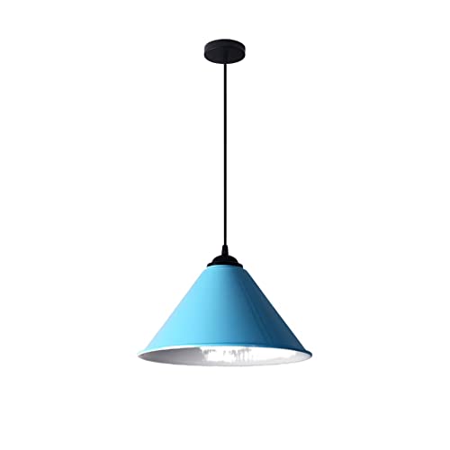 Faisceaux lumineux et effet bougies avec cette suspension rustique en métal style lanterne