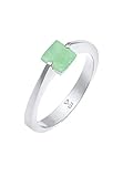 Esta pieza de joyería está refinada con una piedra de jade