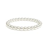 ÉLÉGANCE FINE ET DÉLICATE Bracelet en perles nacrées blanches de 6 mm offrant un rendu subtil, raffiné et féminin. Idéal pour celles qui aiment les bijoux discrets et élégants.