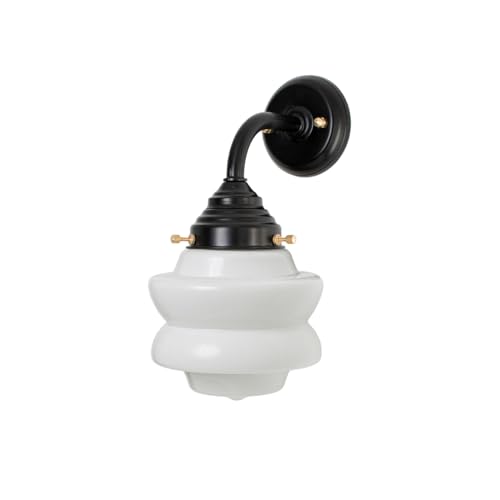 Lampe d'extérieur style rétro pour illuminer une terrasse moderne en soirée