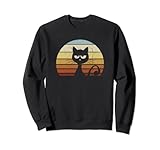 Un motivo para los fanáticos de los gatos malhumorados. El arrugado diseño retro muestra una elegante silueta de un gato cómico malhumorado frente a una elegante puesta de sol retro de los 80.