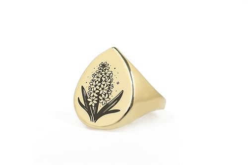 Bague en or gravée d'une fleur pour sublimer vos tenues du quotidien