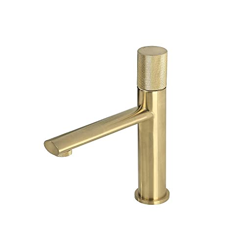 Mitigeur lavabo or brossé pour une salle de bains moderne et chaleureuse
