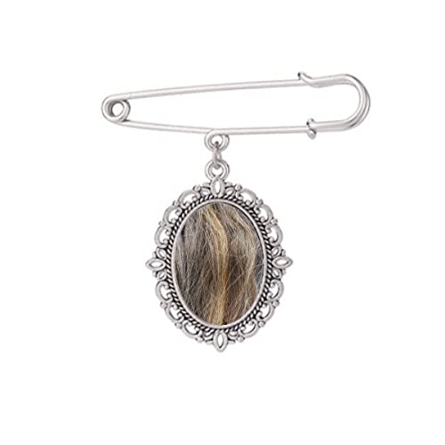 Broche cheveux longs bouclés teints pour fixer un châle sans glisser