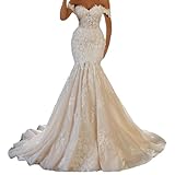 2. Caractéristiques des matières : Dentelle et polyester ; la dentelle est délicate et texturée, tandis que le polyester est frais et confortable.