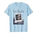 twilight chapitre 2 ????? Marchandise graphique parfaite pour les fans de The Cullens, Bella Swan, Vampires, Werewolves, Romantasy, Style des années 2000, Films des années 2010, Goth, Girly Fashion et Films romantiques. Montrez votre vampire ou loup-garou préféré dans cette chemise