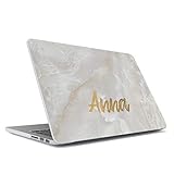 [FÁCIL DE USAR]: El diseño de dos piezas hace fácil su instalación y desinstalación. Limpie su MacBook para eliminar el polvo antes de instalar la carcasa. El diseño con orificios de ventilación y almohadillas de goma en la parte inferior asegura una correcta disipación del calor.
