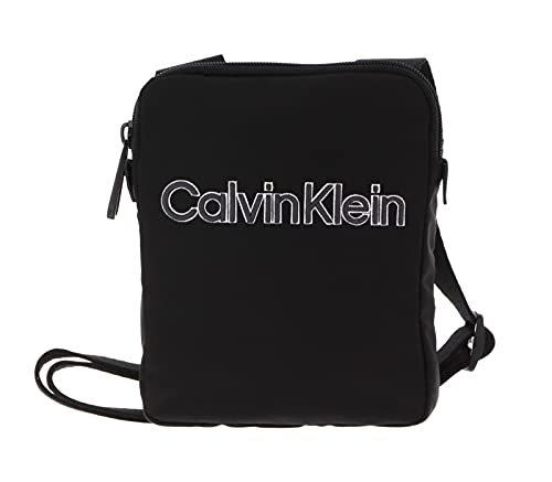 Questa elegante Calvin Klein borsa in un formato piatto è un ottimo compagno quotidiano, che è un punto culminante per ogni look con il suo design sportivo. Grazie alla tracolla regolabile, puoi facilmente adattare il borsa alle tue dimensioni. Dimensioni: 16 x 20 x 2 cm
