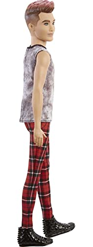 Barbie GVY29 - Ken Fashionistas Puppe mit Pinkem Haar, ärmellosem Batikoberteil, roter Karohose und schwarzen Stiefeln… – Bild 5