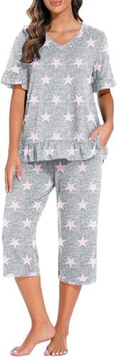 Design pratico: il pigiama da donna adotta un lusinghiero scollo a V con volant decorativi e pantaloni a 3/4 con pratiche tasche laterali per riporre piccoli oggetti