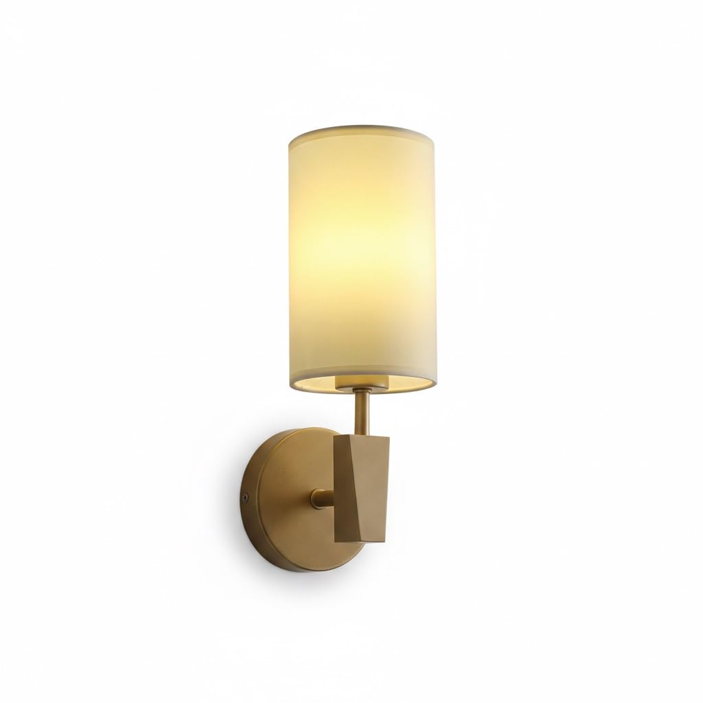 Lámpara de pared elegante con acabado dorado brillante y diseño minimalista