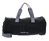 El Calvin Klein bolsa está hecho para una visita al gimnasio o una excursión de un día. Los utensilios deportivos importantes encuentran su lugar en el bolsa de deporte y con el cremallera , el compartimento principal se puede abrir y cerrar rápidamente nuevamente. ¡Agárralo! Dimensiones: 48 x 23 x 23 cm