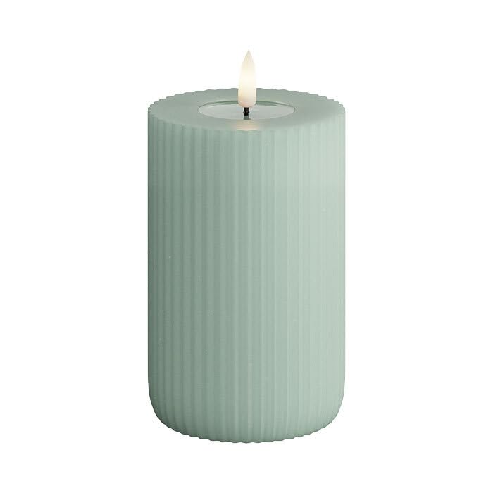 ReWu Deluxe Homeart Shape Gerillte LED Kerzen, Fernbedienbar, Timer, 400h Batterielaufzeit, Sicher & Rauchfrei 8 x 12,5 cm Salbei Grün